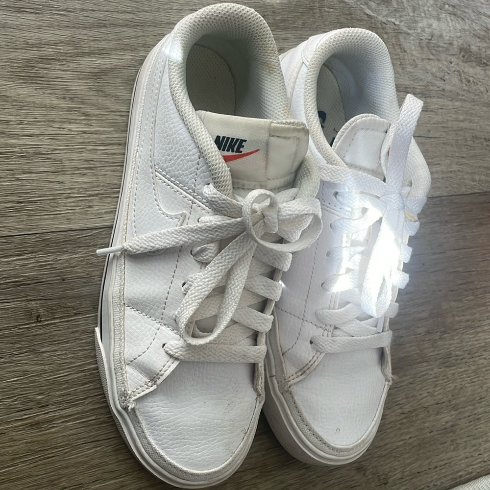 Women’s Nike Court Legacy White Size 6